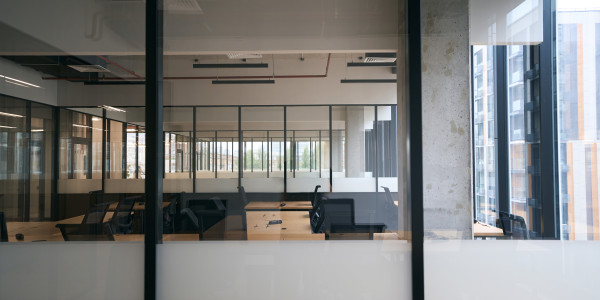 Reformas Integrales de Oficinas y Despachos en Hospitalet de Llobregat · Diseño e Instalación de Paneles Divisorios